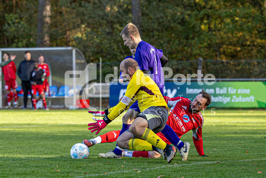 SV Holdenstedt II - Ritz_ Niklas (TW_. schnappt sich den Ball vor Kim Winter_ in der Mitte Julian Haß) vs Sperber Veerßen 191025 dlP | immodelaporte-sportfotos - Realisiert mit Pictrs.com