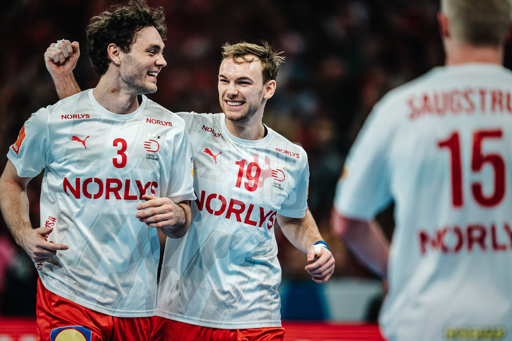 Handball | Herren | EHF EURO 2024 | European Championshop Men 2024 Final Tournament | Norwegen vs. Dänemark | 21.01.2024 | v.l. Niclas Vest Kirkelokke (#3, Dänemark, DEN) und Mathias Gidsel (#19, Dänemark, DEN) freuen sich