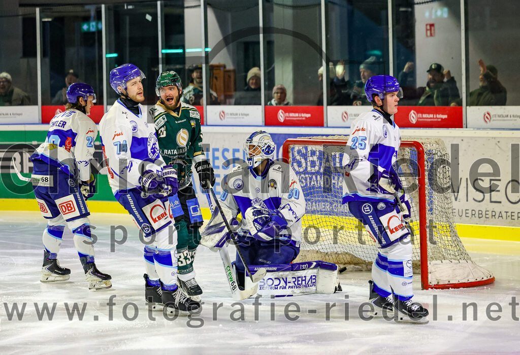 2026-01-23_060_TSV_Erding_gegen_SC_Riessersee | Erding, Deutschland, 23.01.2026:Eishockey, Oberliga Süd 2025 / 2026, 40. Spieltag, TSV Erding gegen SC Riessersee, Endergebnis: 6:5 n.V.Tobias Echtler (SC Riessersee, #20), Jesse Roach (SC Riessersee, #74), Marc Schmidpeter (Erding Gladiators, #33), Torwart Andreas Mechel (SC Riessersee, #50), Lenny Elwing (SC Riessersee, #25)Foto: Christian Riedel / fotografie-riedel.net
