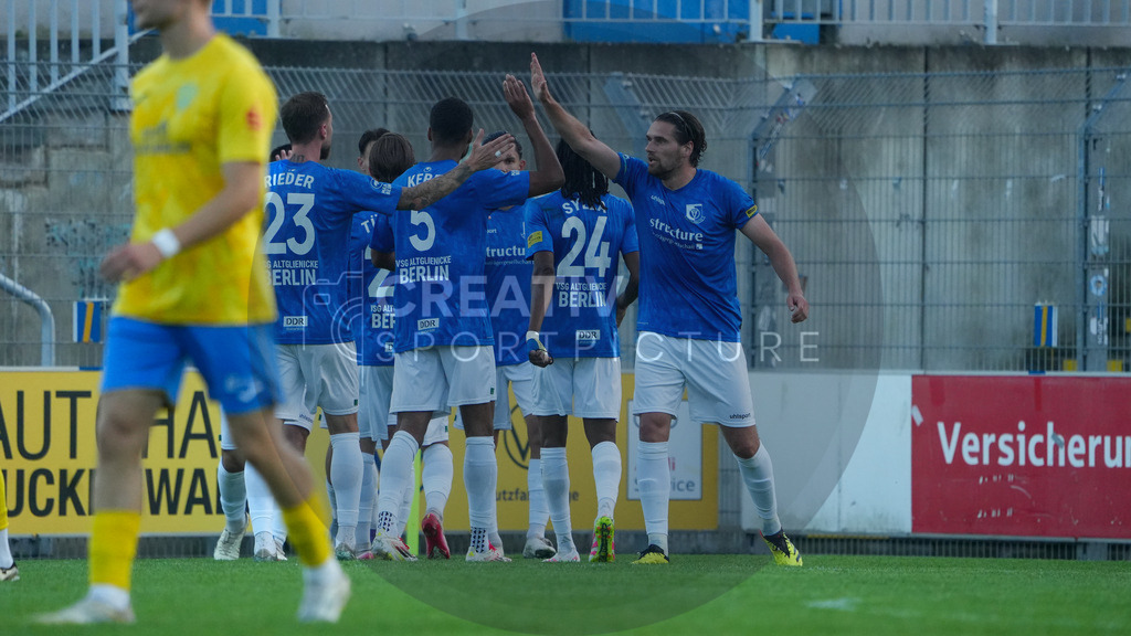 Fußball, Herren, Saison 2025/2026, Regionalliga Nordost, 6. Spieltag, FSV 63 Luckenwalde vs. VSG Altglienicke, Freitag 29.08.2025, Werner-Seelenbinder-Stadion Luckenwalde, | Fußball, Herren, Saison 2025/2026, Regionalliga Nordost, 6. Spieltag, FSV 63 Luckenwalde vs. VSG Altglienicke, Freitag 29.08.2025, Werner-Seelenbinder-Stadion Luckenwalde, Im Bild: Jubel bei der VSG Altglienicke nach dem Führungstreffer durch Jonas Nietfeld. - Realisiert mit Pictrs.com