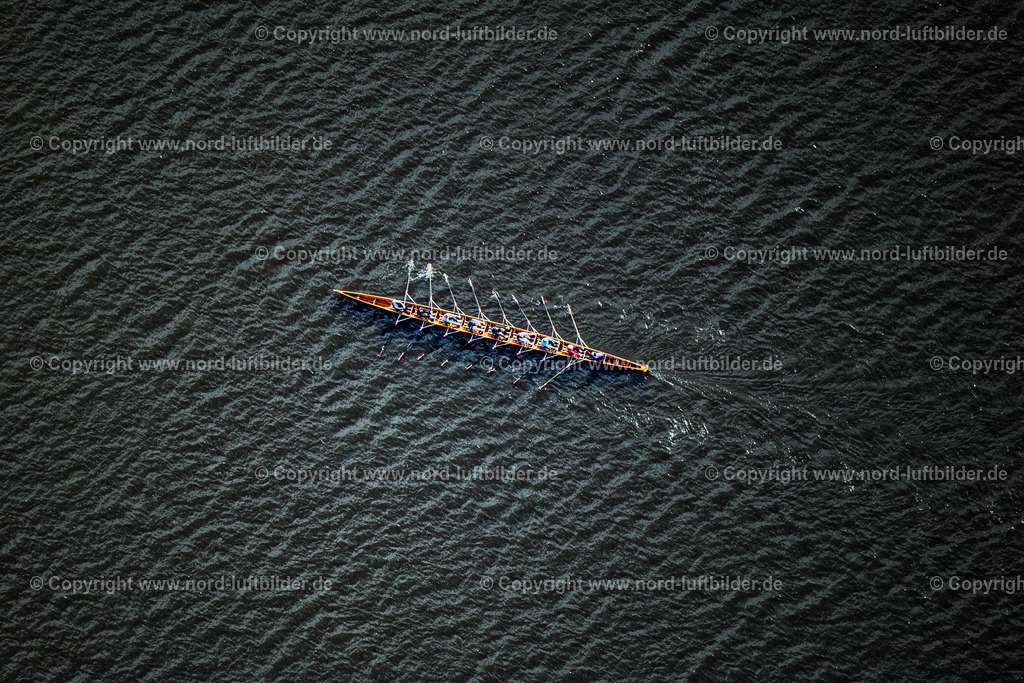 Hamburg_Ruder_Achter_auf_der_Alster_ELS_2429240525 | HAMBURG 24.05.2025 Senkrecht- Luftbild aus der Satelliten- Perspektive vom Ruder Achter in Hamburg auf der Alster im Bundesland Hamburg, Deutschland. // Vertical aerial view from the satellite perspective of the rudder aft in Hamburg on the Alster in the state of Hamburg, Germany. Foto: Martin Elsen