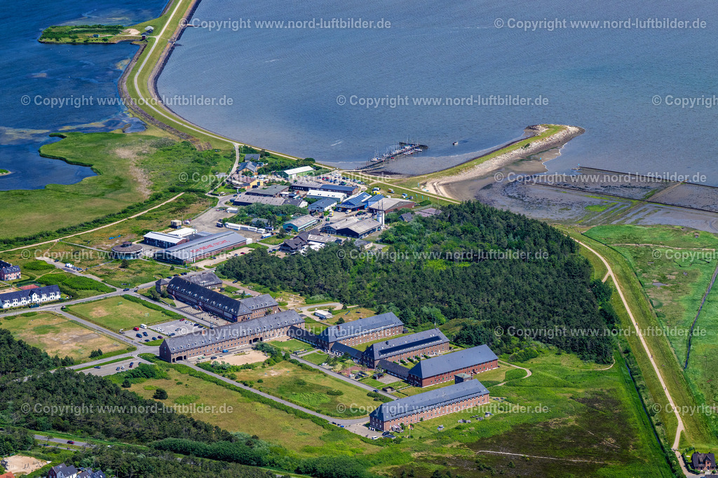 Sylt_Rantum_Ehemals_Kaserne_Stegerhüs_ELS_4352130625 | SYLT 13.06.2025 Ferienhaus Anlage " Steger-Hüs " an der Straße Am Torbogen in Sylt Nordsee - Insel im Bundesland Schleswig-Holstein, Deutschland. Weiterführende Informationen bei: Söl-Service GmbH. // Holiday house plant of the park " Steger-Hues " on street Am Torbogen in Sylt North Sea Island in the state Schleswig-Holstein, Germany. Further information at: Soel-Service GmbH. Foto: Martin Elsen