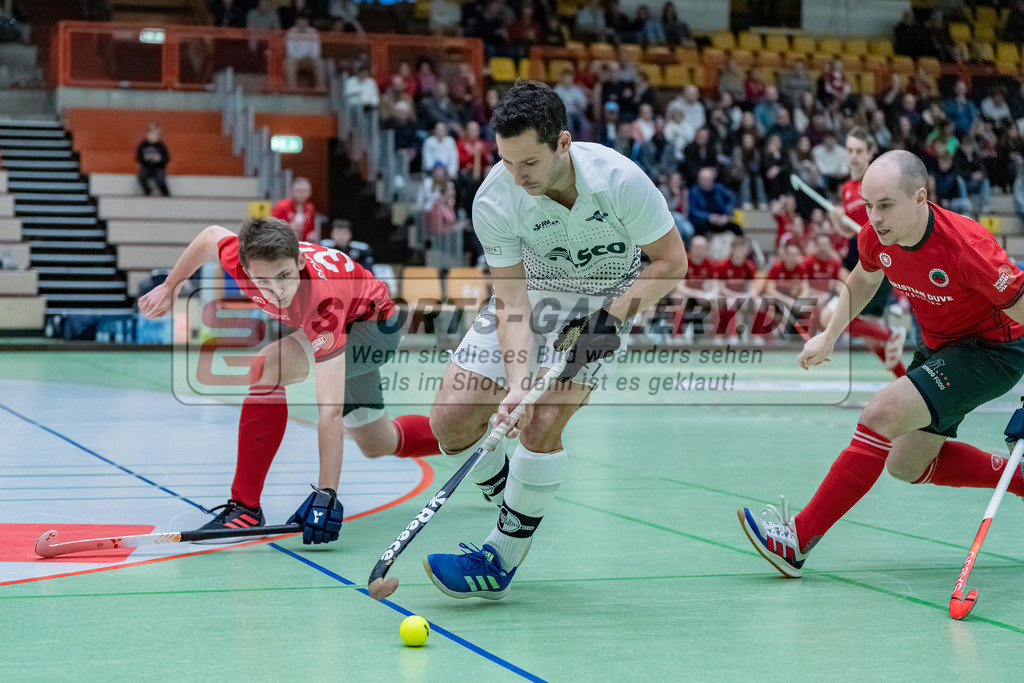 HK_20231216_107374 | 1. Bundesliga Herren  Crefelder HTC - Blau Weiß Köln am 16.12.2023 Sporthalle Glockenspitz, Krefeld , Sebastian Behr ( Blau Weiß Köln #21 ) , Schröder Mika ( Crefelder HTC #33 )