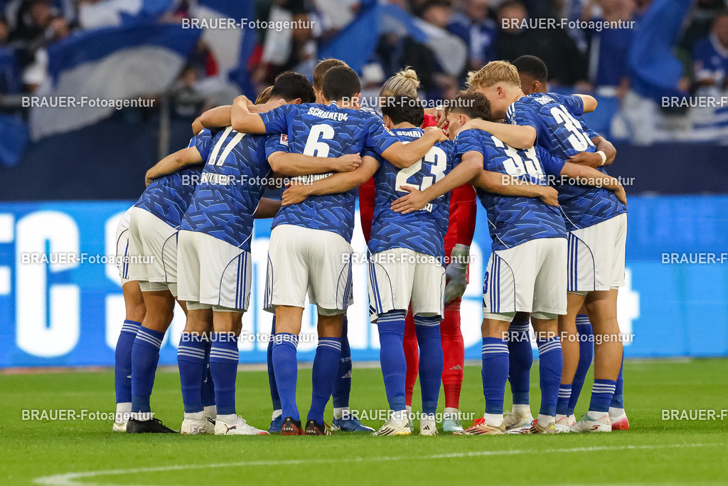 1_S04BER_20250801_0652.JPG -  - FC Schalke 04 - Hertha BSC Berlin - 2. Bundesliga | Gelsenkirchen, Deutschland, 01.08.25: Spieler von FC Schalke 04 bilden einen Teamkreis waehrend des Spiels der 2. Bundesliga zwischen FC Schalke 04 - Hertha BSC Berlin in der Veltins-Arena am 01. August 2025 in Gelsenkirchen, Deutschland. (Foto von Stefan Brauer/Brauer-Fotoagentur)DFB/DFL REGULATIONS PROHIBIT ANY USE OF PHOTOGRAPHS AS IMAGE SEQUENCES AND/OR QUASI-VIDEO.