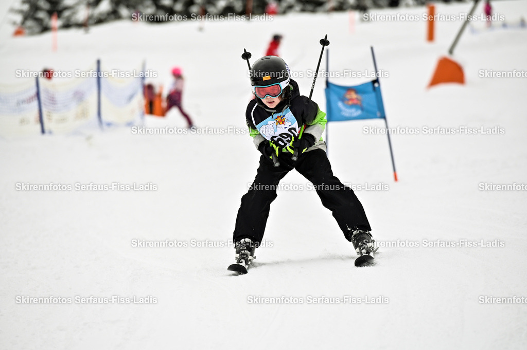 SRF_20.02.2026_0785 | Skirennfotos,Serfaus,Fiss,Ladis,Kinderskirennen,Winter,Tirol,Oberland,skirace,SFL,feelfree,weil wir's genießen,ski,Ski,skifahren,Sonnenplateau, - Realisiert mit Pictrs.com