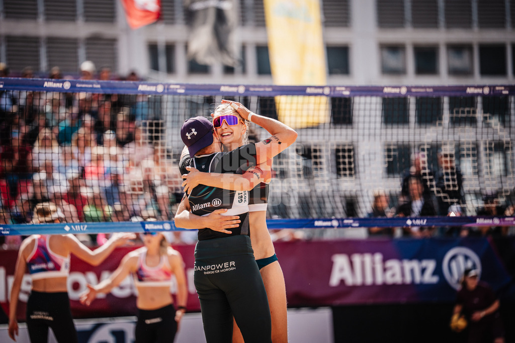 Beachvolleyball | Frauen | Allianz German Beach Tour 2025 | Tourstop Berlin | 24.08.2025 | v.l. Melanie Gernert und Nele Barber umarmen sich