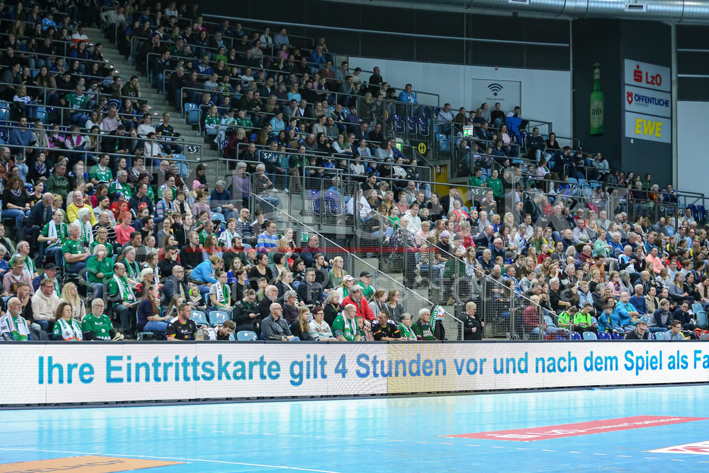 Handball, Bundesliga Frauen, VfL Oldenburg - HSG Bad Wildungen Vipers | v.li.: Zuschauer, Fans auf der Tribüne, volle Tribüne, volle Halle, viele Fans, Fanblock, Anhänger des VfL Oldenburg in der kleinen EWE Arena, Zuschauerschnitt