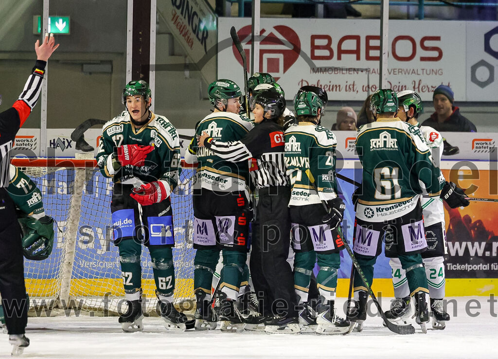 2026-01-02_105_TSV_Erding_gegen_Hoechstadt_Alligators | Erding, Deutschland, 02.01.2026:Eishockey, Oberliga Süd 2025 / 2026, 33. Spieltag, TSV Erding gegen Höchstadt Alligators, Endergebnis: 2:1Cristian Achim (Erding Gladiators, #62), Jesse Kauhanen (Erding Gladiators, #4), Erik Modlmayr (Erding Gladiators, #21), Dennis Miller (Erding Gladiators, #61)Foto: Christian Riedel / fotografie-riedel.net