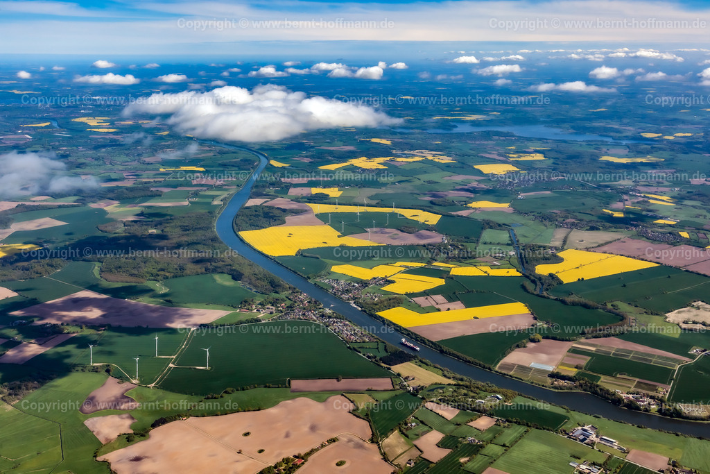 PLB_NOK_Sehestedt_0540_90x60 | Luftbild, Nord-Ostsee-Kanal mit Kanalfähre Sehestedt, blühende Rapsfelder, Blick in südwestliche Richtung und nach Kiel. - Realisiert mit Pictrs.com