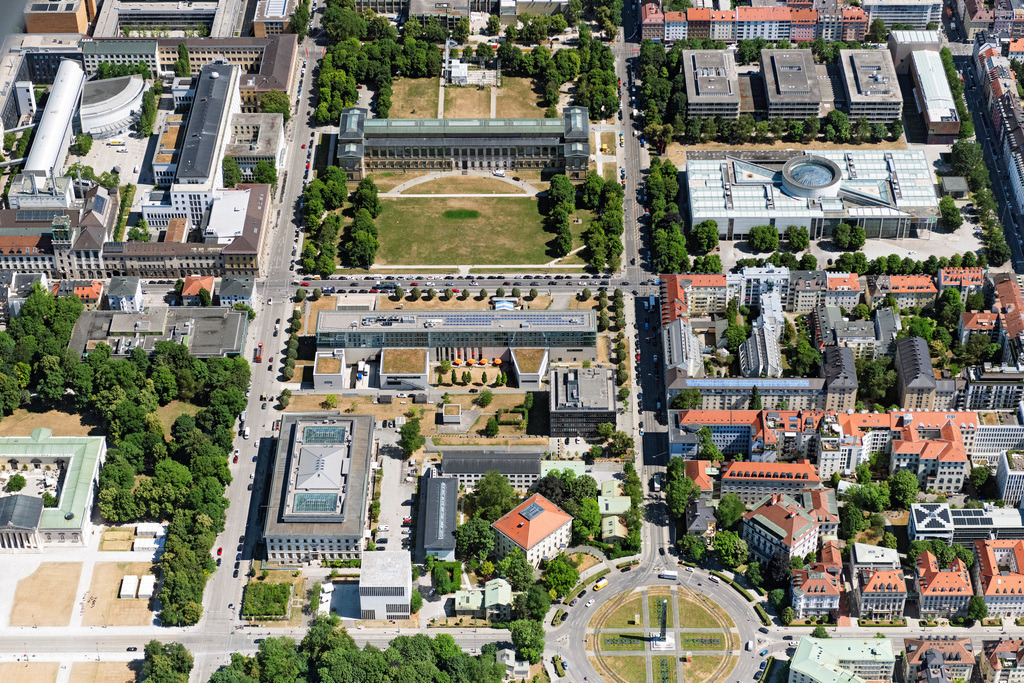 dr__0202538.jpg | MüNCHEN 29.06.2023 Blick auf das Kunstareal München im Bundesland Bayern. Das Museumsviertel in der Maxvorstadt besteht u.A. aus der Pinakothek der Moderne im Gebäude mit Kuppel mit Internationaler Malerei, Skulptur und Fotografie des 20. und 21. Jahrhunderts und einer Sammlung für Design, Grafik und Architektur, außerdem aus dem sich davor befindenden Museum Brandhorst mit einer Privatsammlung moderner Malerei sowie aus der Alten Pinakothek mit Europäischer Malerei vom 13. bis zum 18. Jahrhundert und Skulpturenpark rechts im Bild. Weiterführende Informationen bei: Bayerische Staatsgemäldesammlungen Kunstareal München,  Staatliche Antikensammlungen und Glyptothek. // View of the Kunstareal in Munich in the state Bavaria. Further information at: Bayerische Staatsgemaeldesammlungen Kunstareal Muenchen,  Staatliche Antikensammlungen und Glyptothek. Foto: Daniel Reiter