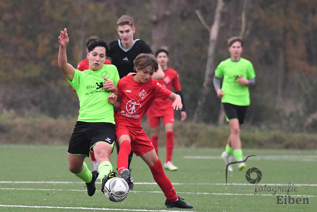 JFV Edewecht-Osnabrücker SC | C-Jugend Landesliga; JFV Edewecht (grün)-Osnabrücker SV (rot) am 18.11.2023; in Edewecht (Sportanlage Göhlenweg), Photo: Philip Eiben 2023 - Realisiert mit Pictrs.com