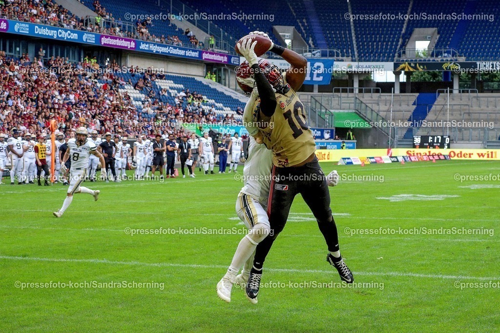xSSC27072501003 | 27.07.2025, xsscx, American Footballl, Rhein Fire - Berlin Thunder, EFL, Schauinsland-Reisen-Arena, Saison 2025: Wide Receiver Harlan Kwofie (10) von Rhein Fire f‰ngt den Ball f¸r den Touchdown zum 44:0.
