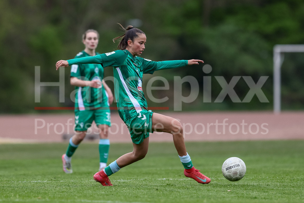 Fussball, Testspiel Frauen, ATS Buntentor - SV Werder Bremen | v.li.: Amira Dahl (SV Werder Bremen, 17) am Ball, Einzelbild, Ganzkörper, Aktion, Action, Spielszene