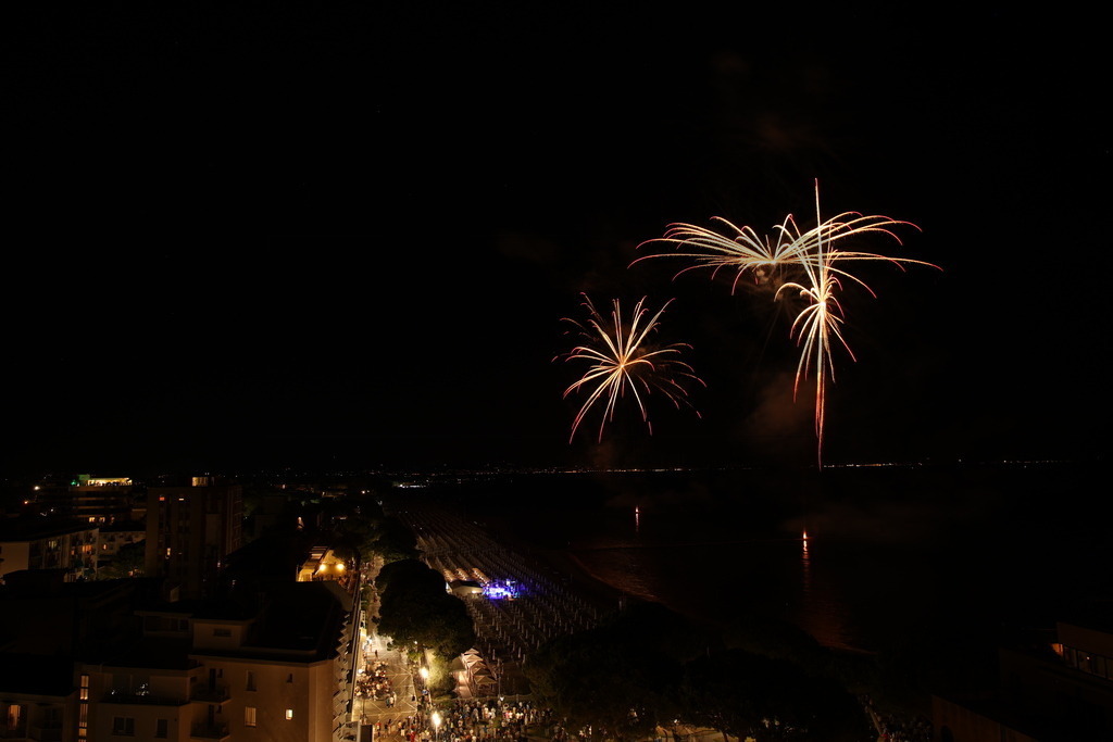 Ferragosto Fireworks in Grado, Italy | GRADO, ITALY, 15.AUG.26 - FIREWORKS - Ferragosto fireworks over the Adriatic Sea in Grado, Italy. Colorful fireworks light up the night sky above the beach, coastline and waterfront during the traditional summer celebration. - Realisiert mit Pictrs.com
