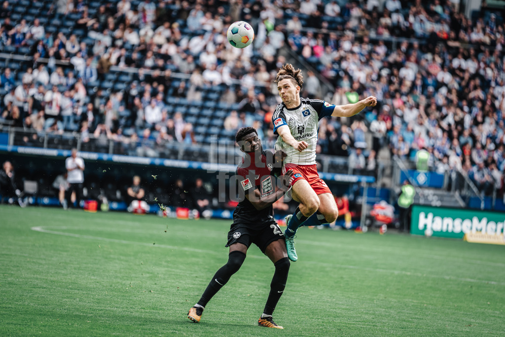 Fußball | Männer | Saison 2023/2024 | 2. Fußball-Bundesliga | 28. Spieltag | Hamburger SV vs. 1. FC Kaiserslautern | 06.04.2024 | Noah Katterbach (#33, HSV) in der Luft gegen Richmond Tachie (#29, 1. FC Kaiserslautern)