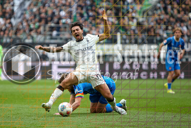 04.04.2026, GER, Fussball, Herren, 1. BL, Saison 2025/2026, Borussia Mönchengladbach - 1. FC Heidenheim | Patrick Mainka (Heidenheim) und Jens Castrop (Borussia Mönchengladbach) im Kampf um den Ball 