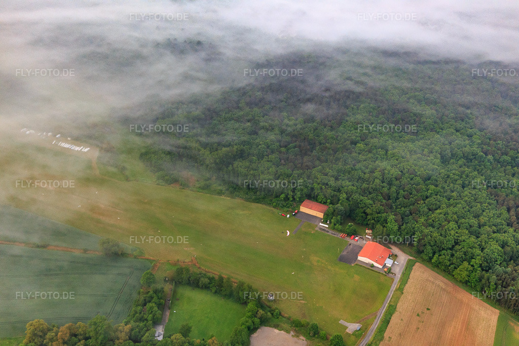 Luftbild: Flugplatz Schweinfurt Süd EDFS in Gochsheim im Bundesland Bayern in Deutschland. Foto: IMG_099711.jpg vom 25.05.2017 durch Werner Riehm/FLY-FOTO.deAero-Club Schweinfurt - STARTSEITE