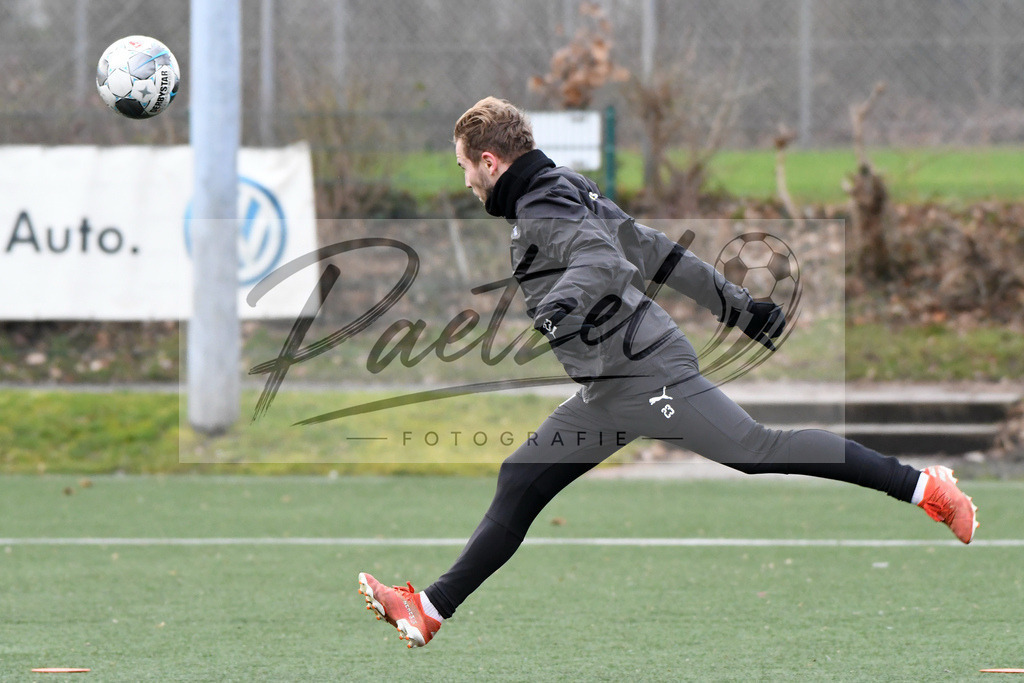 20200131_TRAOSN_0052 | Fußball, Herren: David Blacha (VfL Osnabrueck) in Aktion, am Ball, Einzelaktion waehrend der Trainingseinheit des VfL Osnabrueck im Sportpark Illoshoehe am 31.01.2020 in Osnabrueck, Deutschland. - Realisiert mit Pictrs.com