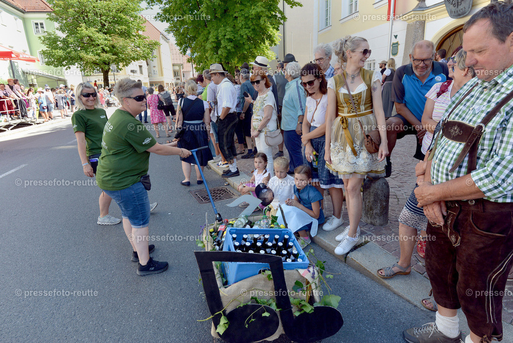 news-2022-Juli17-Musikumzug-Reutte--WTV_3585-Tribuene | Info aus dem Bezirk Reutte/Ausserfern Tirol sowie eine umfangreiche Bilddatenbank über die gesamte Region: Lechtal, Talkessel Reutte, Tannheimertal, Zwischentoren. Lech, Plansee, Zugspitze, Grenztunnel, B179, Fernpassstraße, Verkehr, Lawinen, Tradition, - Realisiert mit Pictrs.com