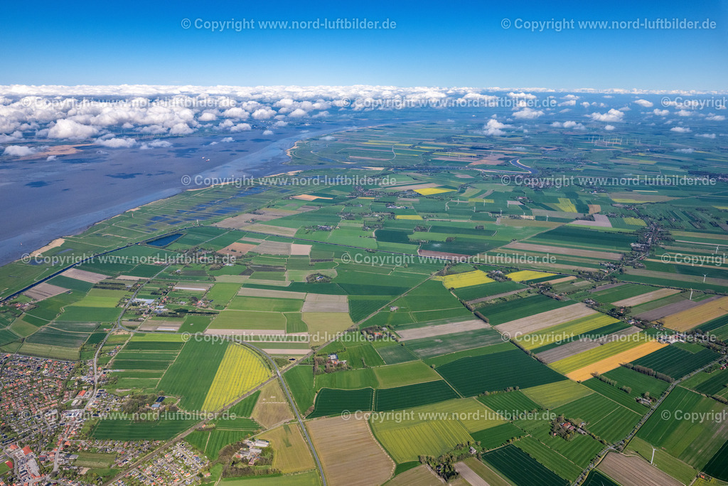 Otterndorf_ELS_0676290423 | OTTERNDORF 29.04.2023 Stadtgebiet mit Außenbezirken und Innenstadtbereich am Rand von landwirtschaftlichen Feldern und Ackerflächen in Otterndorf im Bundesland Niedersachsen, Deutschland. // Urban area with outskirts and inner city area on the edge of agricultural fields and arable land in Otterndorf in the state Lower Saxony, Germany. Foto: Martin Elsen