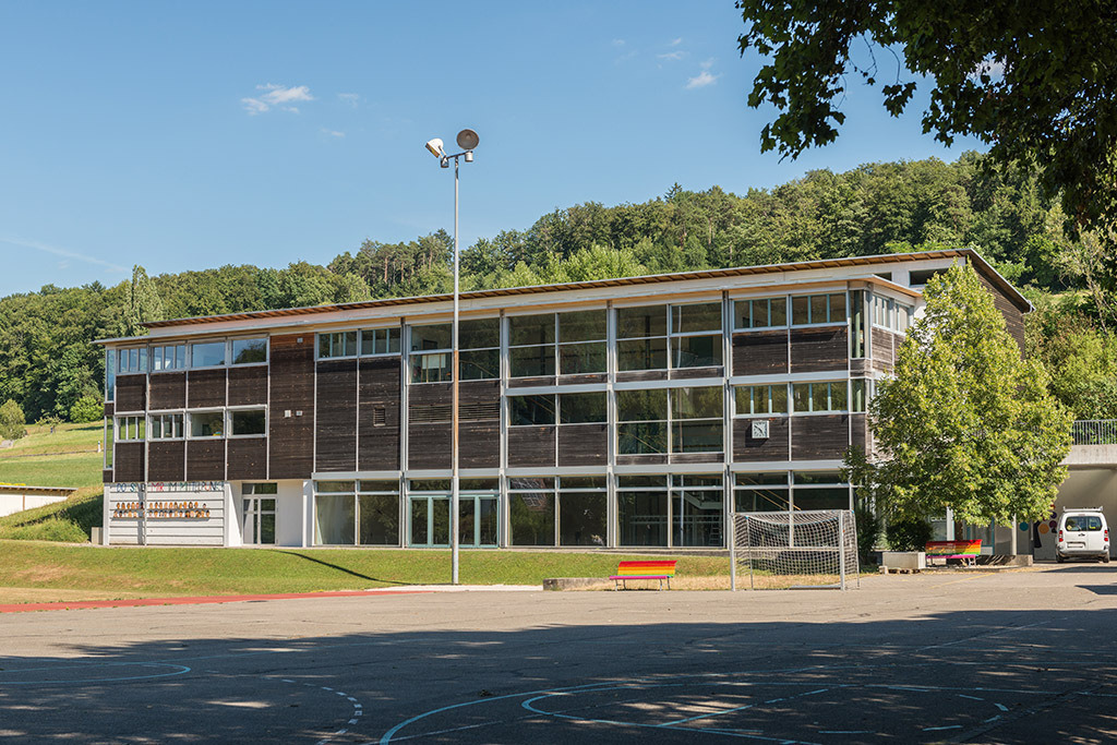 Schulhaus | in Lupsingen, Baselland, Schweiz - Realisiert mit Pictrs.com