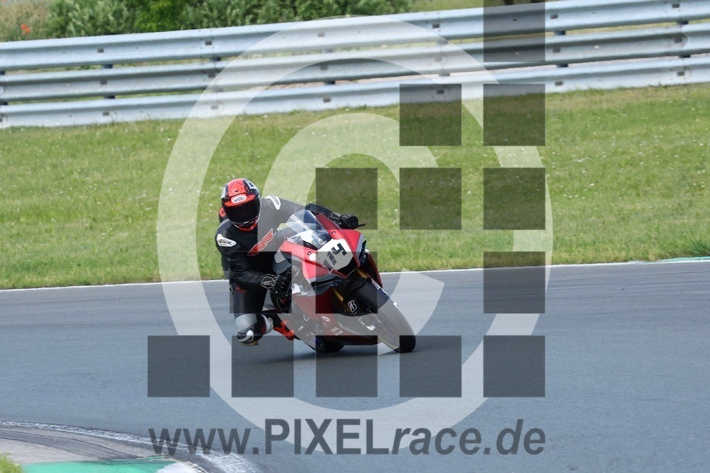 0114-20240608_12695 | Schöne Erinnerungen an spannende Momente - das festzuhalten ist unser Job. PIXELrace.de ist seit 2003 auf den Rennstrecken Europas unterwegs um die Action draußen beim Fahren und die wunderbare Stimmung imm Fahrerlager für euch einzufangen.