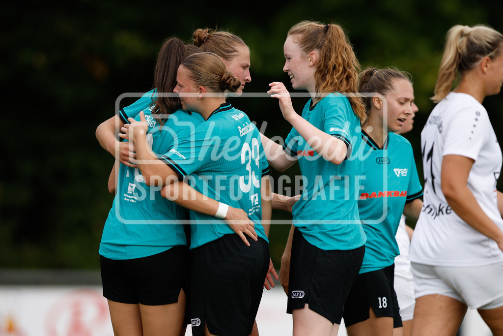 Fußball I Frauen I Westfalenpokal 26-27 I DJK GW Amelsbüren - SSV Rhade  I 18784 | Demi Ehler (10, SSV Rhade) und Nele Wansing (33, SSV Rhade) umarmen sich nach einem Tor für den SSV Rhade - Realisiert mit Pictrs.com
