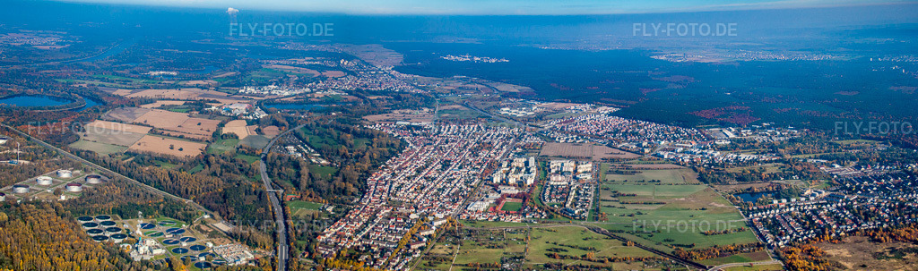 Luftbild: Panorama Perspektive Ortsansicht der Straßen und Häuser der Wohngebiete im Ortsteil Neureut in Karlsruhe im Bundesland Baden-Württemberg in Deutschland. Foto: IMG_34976-Bearbeitet.jpg vom 31.10.2010 durch Werner Riehm/FLY-FOTO.deAuflösung des Originals: 9580 x 2832 px