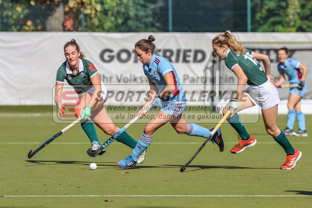 MJ_2022-10-08_Damen_HTCU-UHC-13 | Marlene Wiewiorra (UHC Hamburg #24), Celina Franzen (Uhlenhorst Mülheim #25) &amp; Nika Hansen (Uhlenhorst Mülheim #15), Uhlenhorst Mülheim - UHC Hamburg am 8.10.2022 im Waldstadion, Mülheim a. d. Ruhr