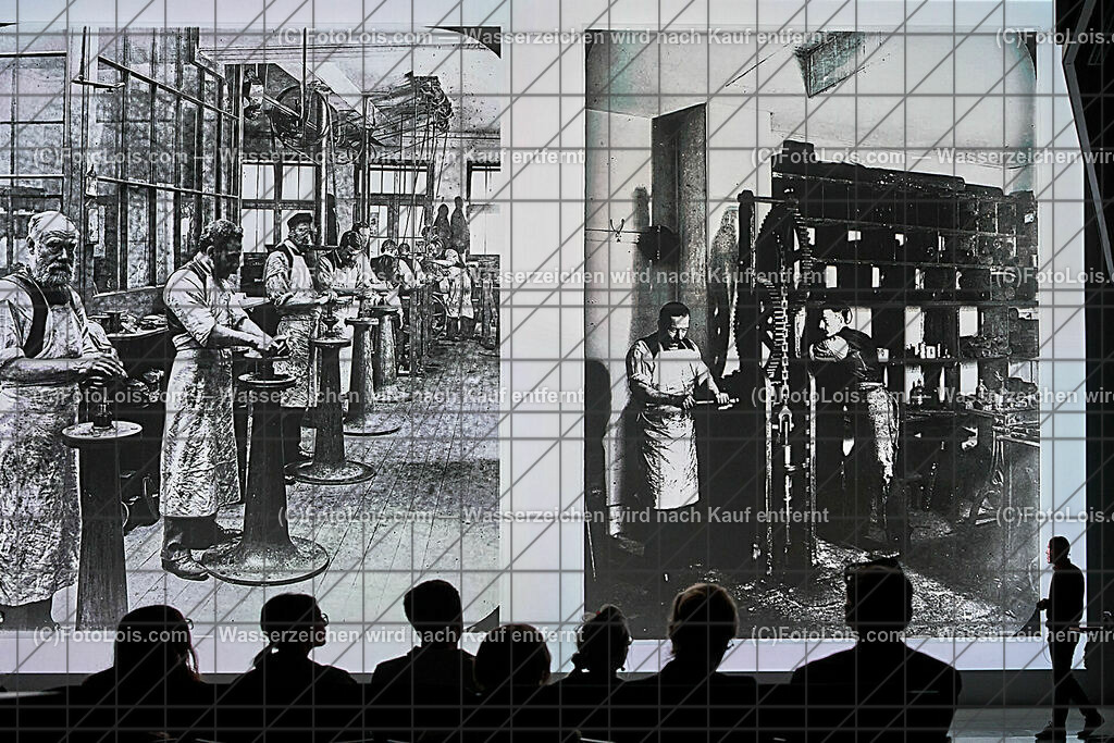 ALP8704_Linz_ARS-Elektr_MH_Nassplattenfotografie_Equipment | (C)FotoLois.com, Alois Spandl, Linz an der Donau - ARS Elektronica Center, Multimediashow über Nassplattenfotografie von Markus Hofstätter, Fr 13. Oktober 2023.