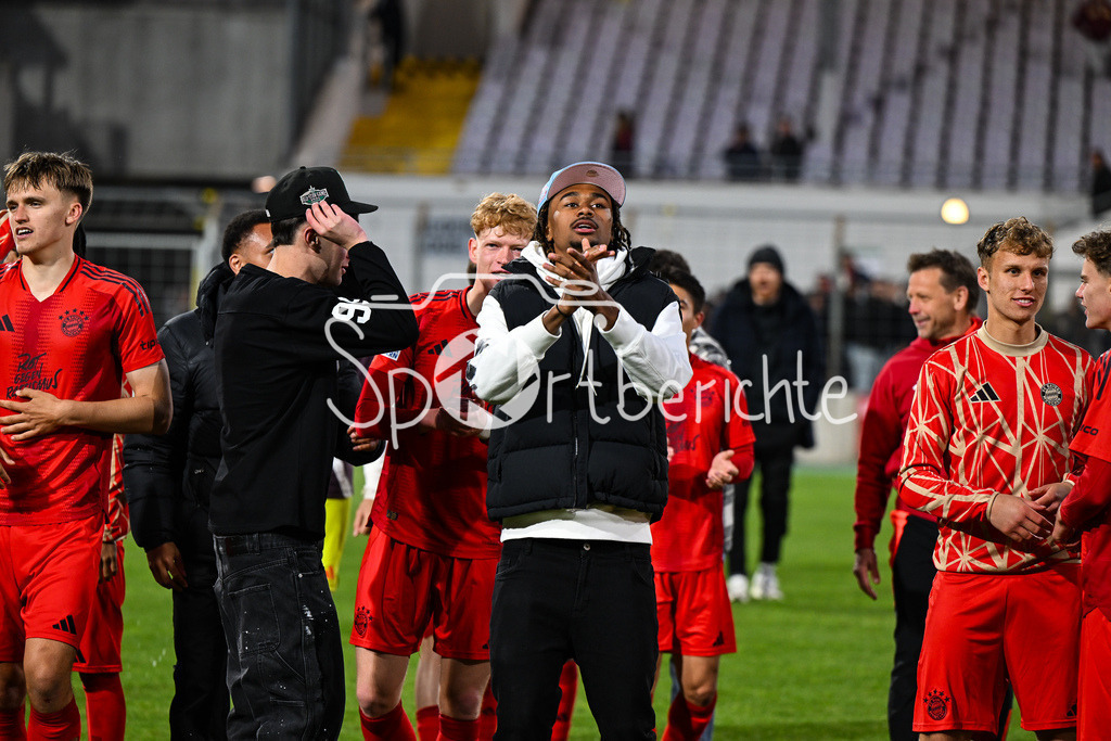FC Bayern Amateure - Türkgücü München | Die Spieler der Bayern Amateure feiern zusammen mit den Fans nach dem letzten Heimspiel der Saison / Regionalliga Bayern: FC Bayern Muenchen II - Tuerkguecue Muenchen, Gruenwalder Stadion am 09.05.2025 / Jonah KUSI-ASARE