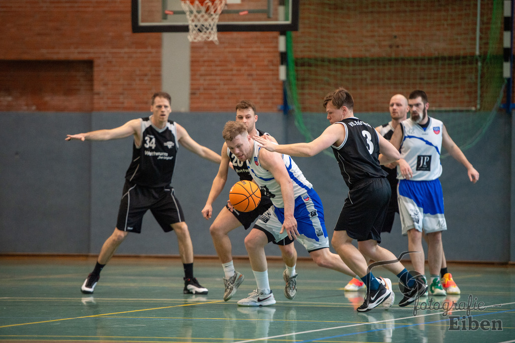 VFL Rastede 2-VfL Edewecht Wattworms | VFL Rastede II (weiß)-VfL Edewecht Wattworms (schwarz) am 18.02.2024; in Kleibrok (Sporthalle Zur-Windmühlen-Straße), Photo: Philip Eiben 2024 - Realisiert mit Pictrs.com
