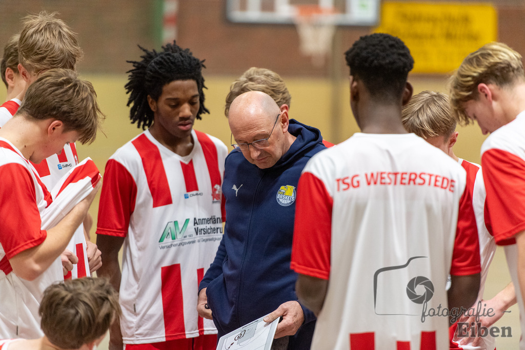 TSG Westerstede-Fortuna Logabirum | Basketball 2. Regionalliga; TSG Westerstede 2 (weiß)- Fortuna Logabirum (blau) am 12.12.2025 in Westerstede (Hössensportzentrum), Photo: Philip Eiben 2025 - Realisiert mit Pictrs.com