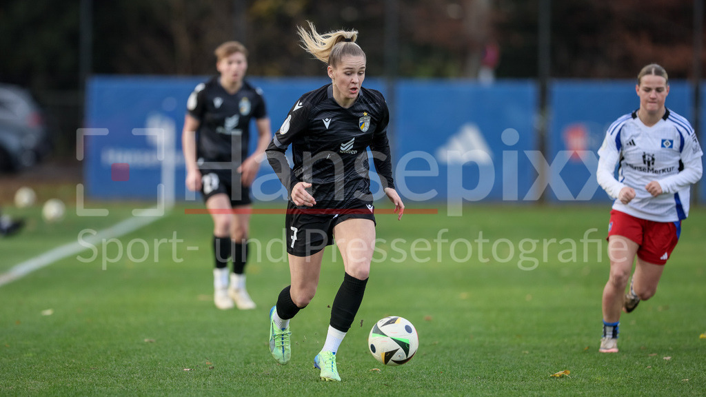 Fussball, DFB-Pokal Frauen, Hamburger SV - FC Carl Zeiss Jena | v.li.: Melina Reuter (FC Carl Zeiss Jena, 7) am Ball, Einzelbild, Ganzkörper, Aktion, Action, Spielszene, DIE DFB-RICHTLINIEN UNTERSAGEN JEGLICHE NUTZUNG VON FOTOS ALS SEQUENZBILDER UND/ODER VIDEOÄHNLICHE FOTOSTRECKEN. DFB REGULATIONS PROHIBIT ANY USE OF PHOTOGRAPHS AS IMAGE SEQUENCES AND/OR QUASI-VIDEO.