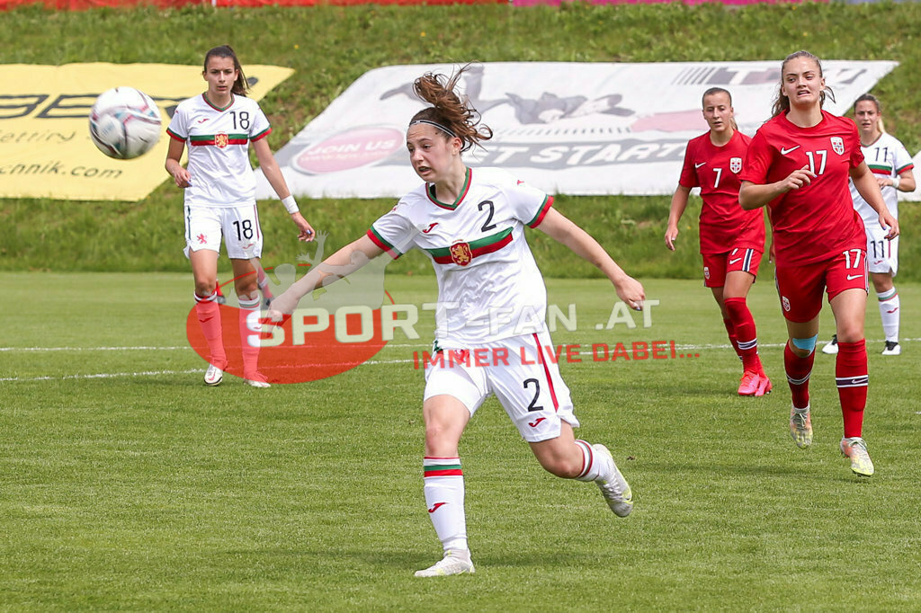 Norwegen U19  Bulgarien U19 | Ivelina Pavlova (BUL #18) Yoana Stankova (BUL #2) Stine Nybø Brekken (Norway #7) Guro Hammer Røn (Norway #17) Kristiyana Dimitrova (BUL #11) ; Norwegen U19  Bulgarien U19 am 13.05.2022 in Wels
(Huber Arena), AUSTRIA, (Photo by Ernst Krawagner sport-fan.at) - Realisiert mit Pictrs.com