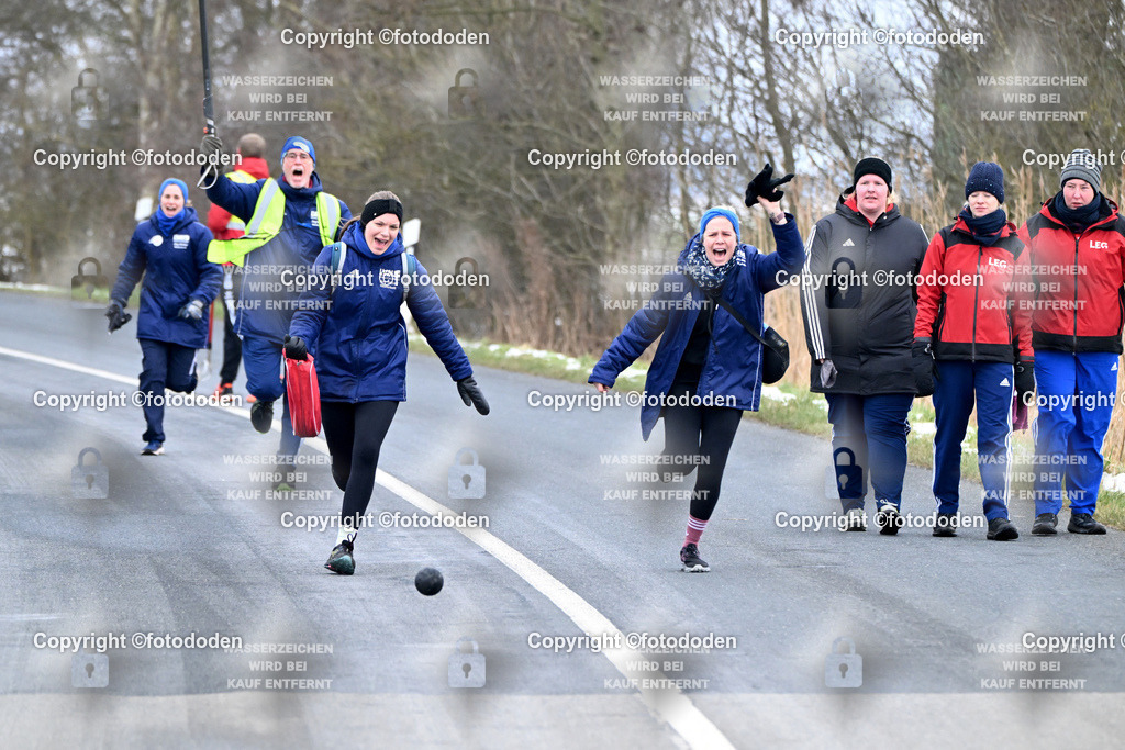 DSC_1602 | Kim Biermann (mitte) / Hilke Barfknecht (rechts) / Bahnanweiser  Thomas Erdmann \ Westeraccum 