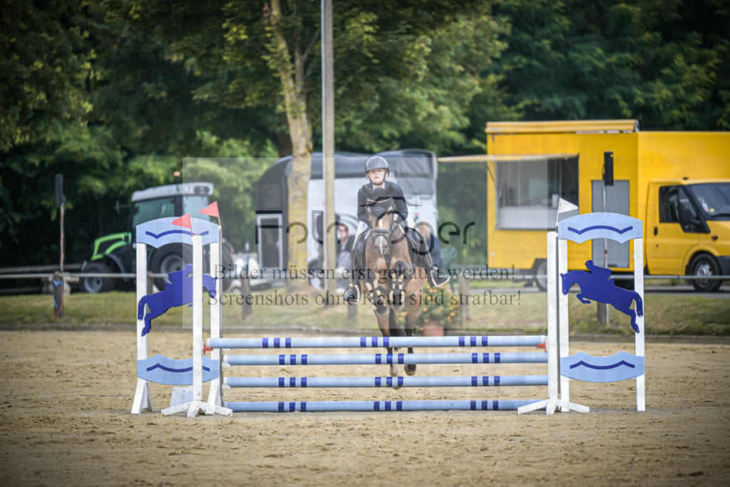 DOS_0729 | Entdecke hochwertige Reitturnierfotos von Foto Oger. Professionell, emotional und authentisch – jetzt Lieblingsmomente im Shop bestellen.Deutschlandweite Turnierfotografie. - Realisiert mit Pictrs.com