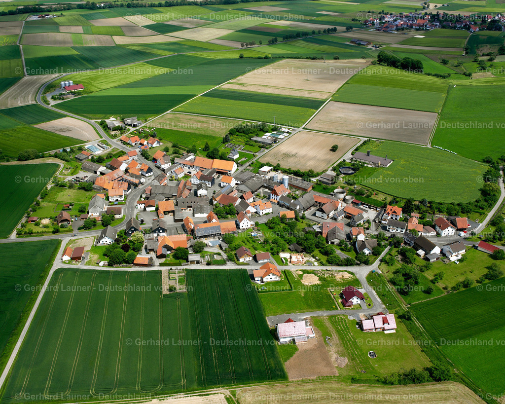 2614256 | HAARHAUSEN 09.06.2006 Ortsansicht am Rande von landwirtschaftlichen Feldern und Nutzflächen  in Haarhausen im Bundesland Hessen, Deutschland // Village view on the edge of agricultural fields and land  in Haarhausen in the state Hesse, Germany Foto: Gerhard Launer