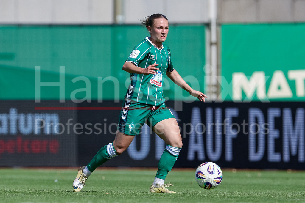 Fussball, Google Pixel Frauen-Bundesliga, SV Werder Bremen - SC Freiburg | Chiara D Angelo (SV Werder Bremen, 2) am Ball, Freisteller, Einzelbild, Ganzkörper, Aktion, Action, Spielszene, DIE DFB-RICHTLINIEN UNTERSAGEN JEGLICHE NUTZUNG VON FOTOS ALS SEQUENZBILDER UND/ODER VIDEOÄHNLICHE FOTOSTRECKEN. DFB REGULATIONS PROHIBIT ANY USE OF PHOTOGRAPHS AS IMAGE SEQUENCES AND/OR QUASI-VIDEO.