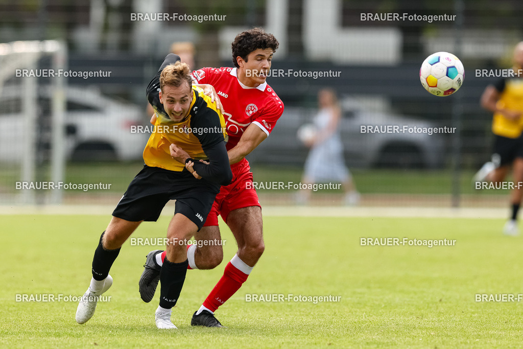 1_SVSKFC_20250726_0716.JPG -  - SV Schermbeck - KFC Uerdingen  - Testspiel | Schermbeck, Deutschland, 26.07.25: Etienne-Noel Reck (KFC Uerdingen) und Ilias Bouassaria (SV Schermbeck) im Kampf um den Ball während des Testspiel Spiels zwischen SV Schermbeck - KFC Uerdingen  in der Volksbank Arena am 26. July 2025 in Schermbeck, Deutschland. (Foto von Stefan Brauer/Brauer-Fotoagentur)