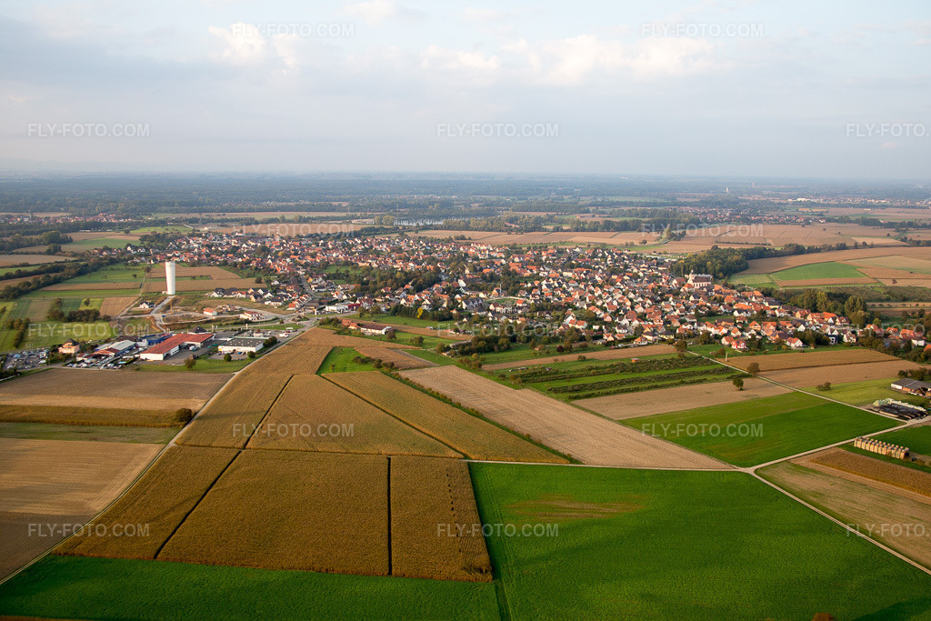 Aerial view: View of the town in Rœschwoog in the state Bas-Rhin, France.Photo: IMG_074346.jpg taken on 10/04/2014 by Werner Riehm/FLY-FOTO.comResolution of the original: 5472 x 3648 px