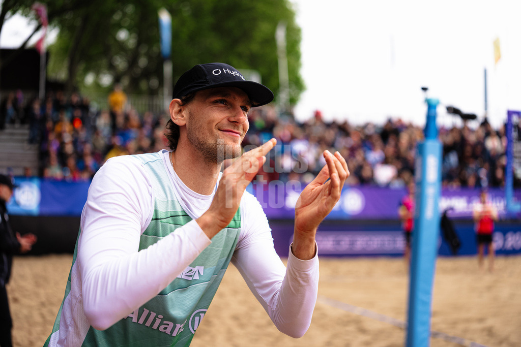 Beachvolleyball | Männer | Allianz German Beach Tour 2026 | Tourstop Düsseldorf | 17.05.2026 | Paul Henning läuft in die Arena ein
