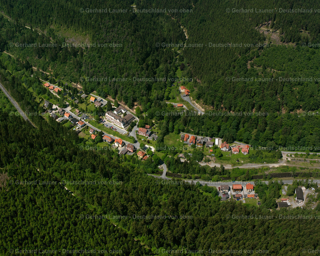 2638649 | LAUTENTHAL 09.06.2006 Wald- Gebiete und Forstflächen umsäumen das Siedlungsgebiet des Dorfes in Lautenthal im Bundesland Niedersachsen, Deutschland // Village - view on the edge of forested areas in Lautenthal in the state Lower Saxony, Germany Foto: Gerhard Launer