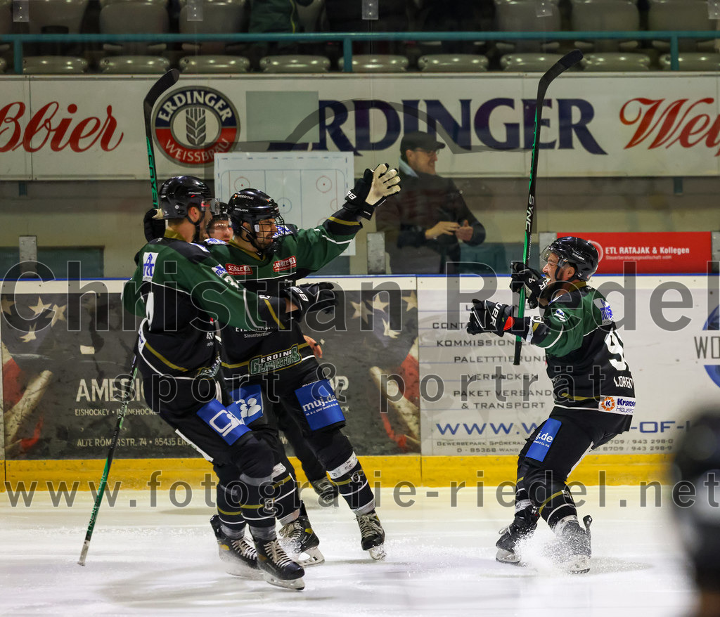 2022-11-20_094_TSV_Erding_gegen_ERSC_Amberg | Erding, Deutschland, 20.11.2022:
Eishockey, Bayernliga 2022 / 2023, 15. Spieltag, TSV Erding gegen ERSC Amberg, Endergebnis: 5:1

Daniel Krzizok (Erding Gladiators, #18), Rudolf Lorenz (Erding Gladiators, #91)

Foto: Christian Riedel / fotografie-riedel.net