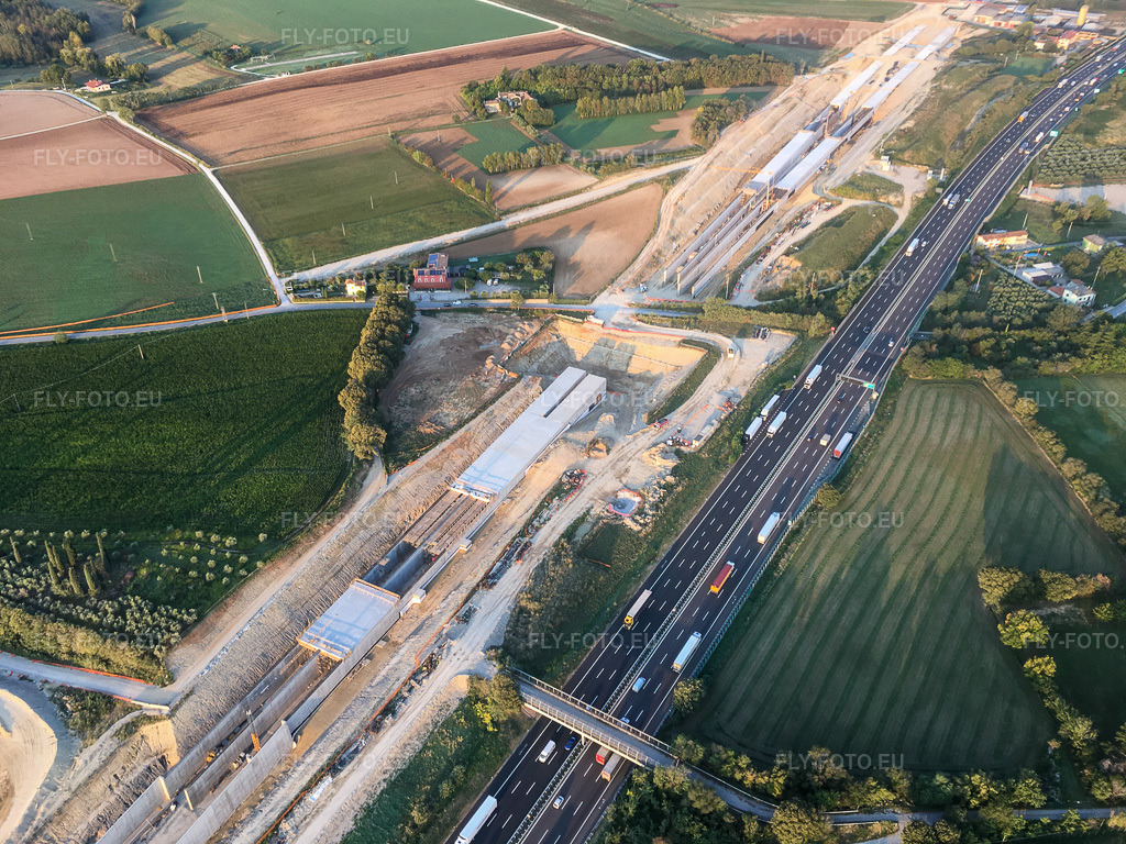 Vue aérienne: Chantier de construction de tunnel le long de l'A4 à le quartier Bornade di Sotto in Desenzano dans le département Brescia, Italie. Photo: IMG-135013.jpg prise le 23/09/2022 par Werner Riehm/FLY-FOTO.eu – Résolution de l'original: 4032 x 3024 px