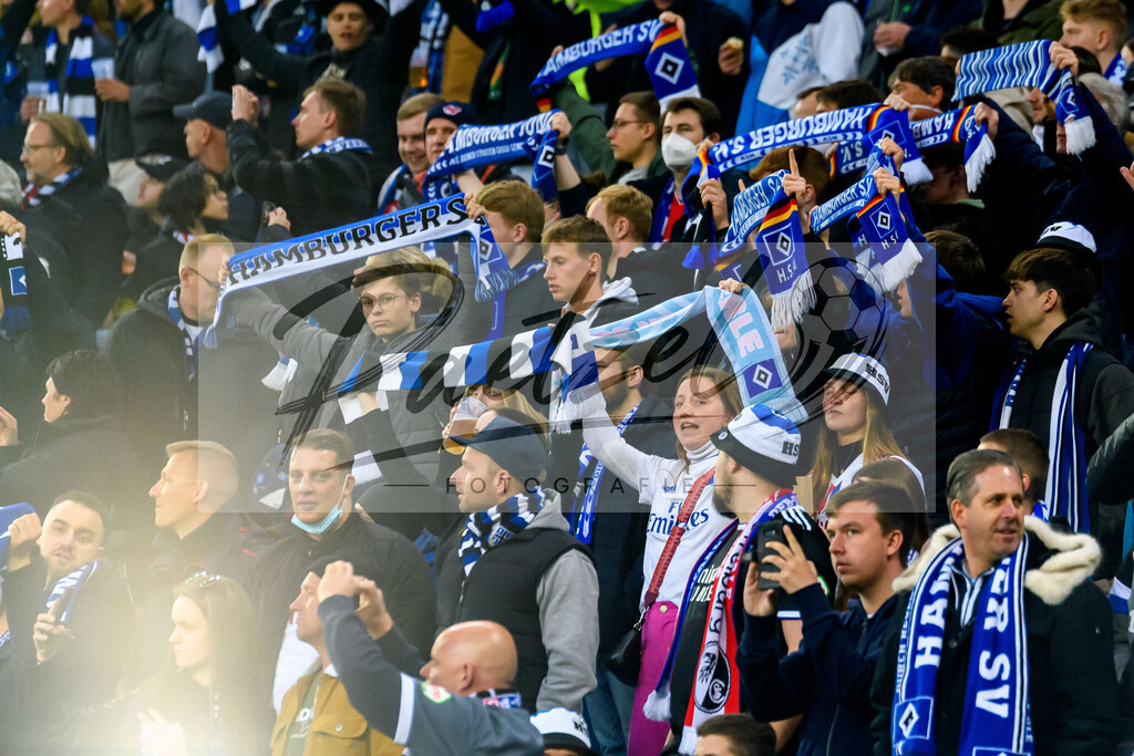 HSVSCF20220419_422 | Fussball, Herren: . Fans von Hamburger SV beim DFB-Pokal-Halbfinalspiel zwischen Hamburger SV und SC Freiburg im Volksparkstadion am 19.04.2022 in Hamburg, Deutschland.DFB / DFL REGULATIONS PROHIBIT ANY USE OF PHOTOGRAPHS AS IMAGE SEQUENCES AND/OR QUASI-VIDEO. - Realisiert mit Pictrs.com