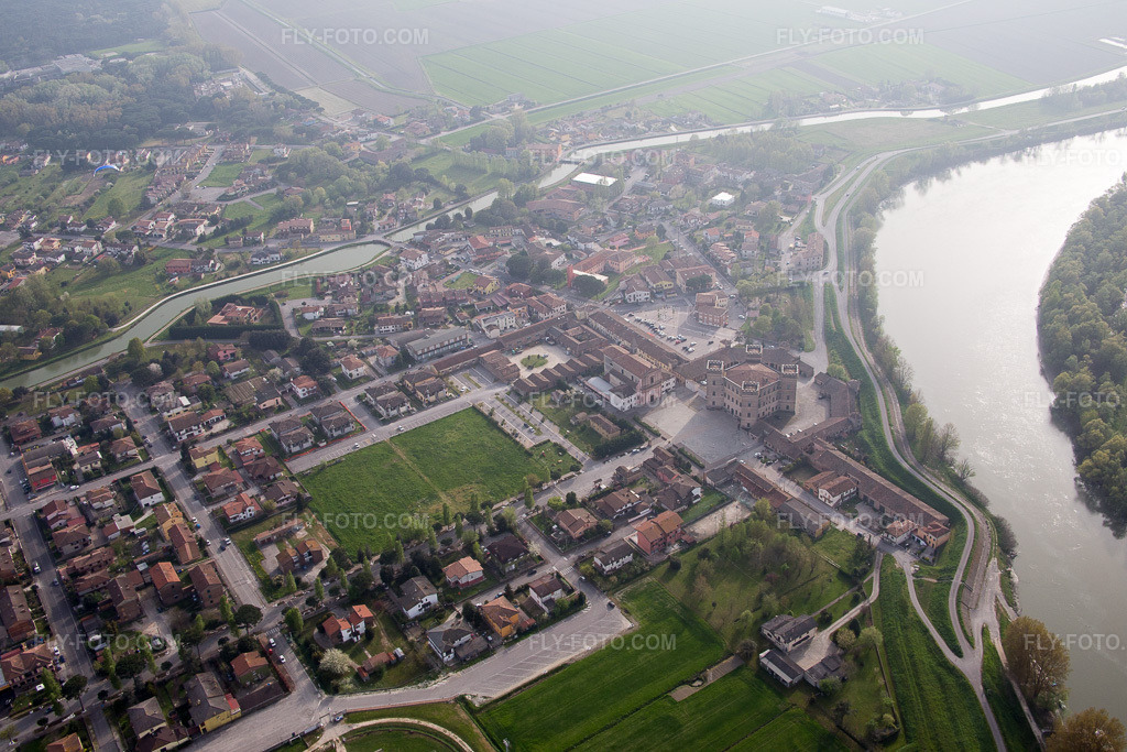 Aerial view: View of the town in Mesola in the state Ferrara, Italy. – Photo: IMG_087295.jpg taken on 04/05/2016 by Werner Riehm/FLY-FOTO.com – Resolution of the original: 5472 x 3648 px