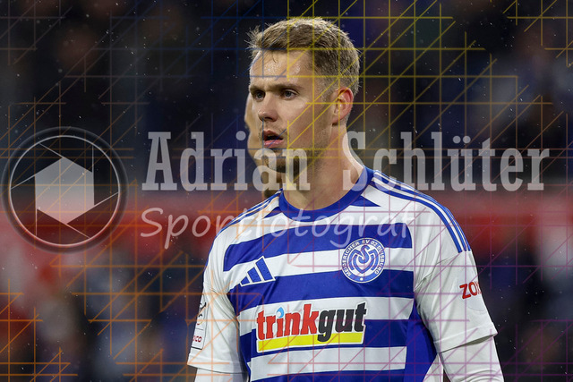 MSV Duisburg vs Rot-Weiss Essen - 3. Liga | Duisburg, Deutschland, 26.10.25:   Thilo Töpken (MSV Duisburg) schaut waehrend des Spiels der 3. Liga MSV Duisburg vs Rot-Weiss Essen in der schauinsland-reisen-arena(Foto von Brauer-Fotoagentur / Adrian Schlueter)