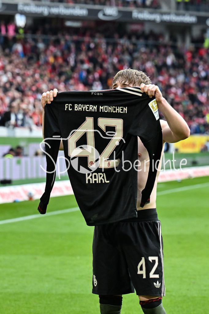 SC Freiburg - FC Bayern München | FREIBURG, GERMANY - 04. APRIL: Jubel der Bayern nach dem Treffer zum 2-3 durch Lennart KARL (FC Bayern Munich 42) / Tor / Torschuetze / Freude / Happy / während dem Bundesligamatch zwischen dem SC Freiburg und dem FC Bayern München am 28. Spieltag im Europa-Park Stadion / DFL REGULATIONS PROHIBIT ANY USE OF PHOTOGRAPHS AS IMAGE SEQUENCES AND/OR QUASI-VIDEO