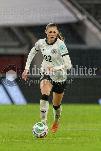 Deutschland vs Frankreich - Halbfinale - UEFA Women's Nations League | Düsseldorf, Deutschland, 24.10.25:   Jule Brand ( Deutschland ) in Aktion am Ball, Einzelaktion waehrend des Halbfinals der UEFA Women's Nations League zwischen Deutschland vs Frankreich in der Merkur-Spiel-Arena(Foto von Brauer-Fotoagentur / Adrian Schlueter)